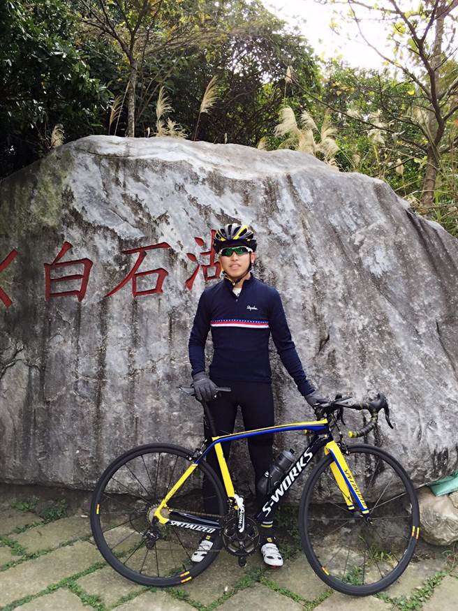 吴柏翰加入永庆房屋后，靠着弹性工作8小时政策，依旧可以从事他最爱的运动。最常和同事相约骑车。(图/永庆房屋 提供)