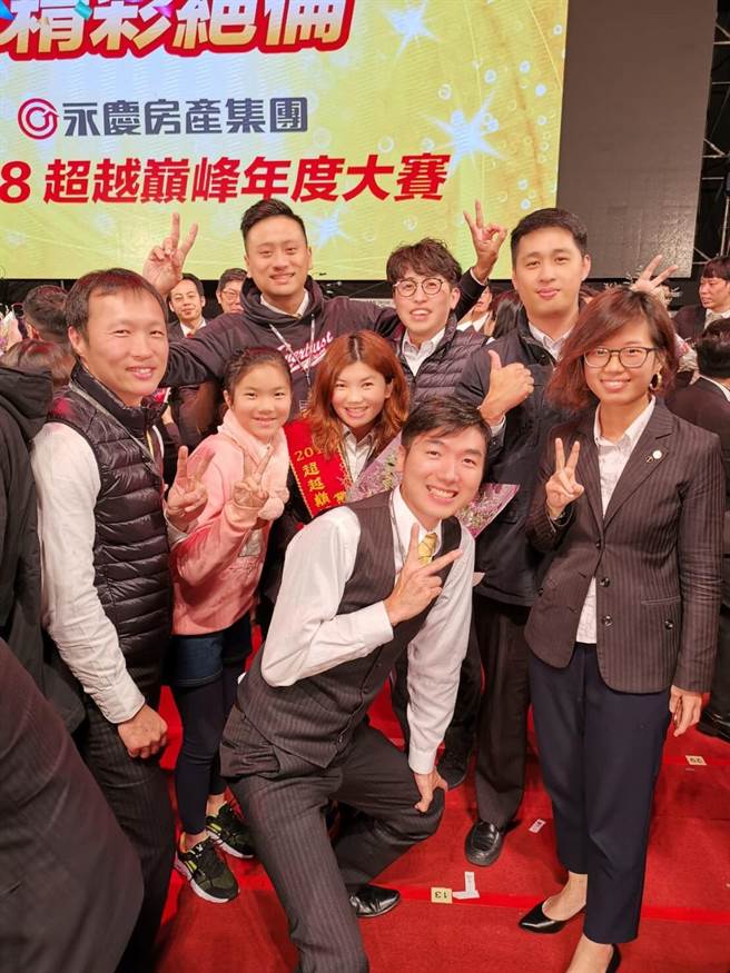 店里每一个伙伴背后都代表一个家庭，吴柏翰（右后三）每天都思考着如何帮助伙伴创造更多的业绩。(图/永庆房屋 提供)