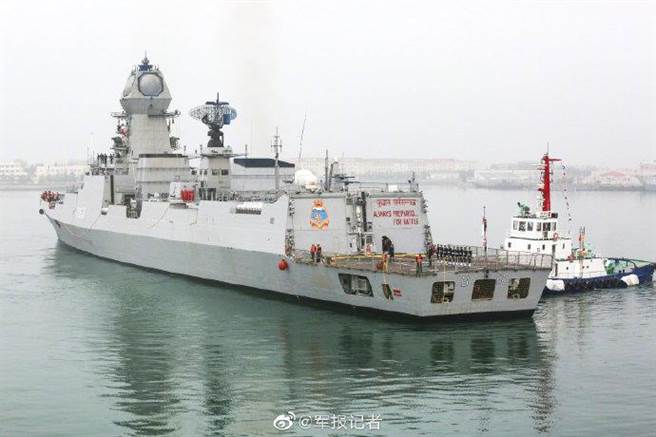 印度加尔各达号导弹护卫舰参加青岛国际阅舰式。（图／微博@军报记者）