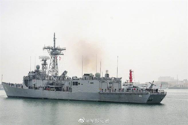 澳大利亚导弹护卫舰墨尔本号参加青岛国际阅舰式。（图／微博@军报记者）