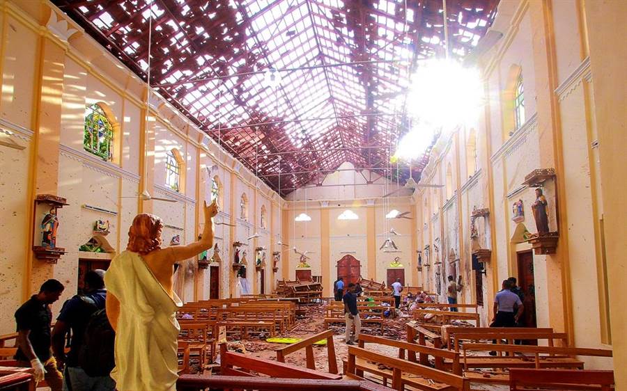 斯里蘭卡復活節當日發生8起連環爆炸攻擊，至今已造成290人死亡、約500人受傷，警方已逮捕24名涉案人士，目前尚未有任何組織宣稱犯案。圖為首都可倫坡近郊遭重創的聖塞巴斯提安（St Sebastian's）教堂。（圖／路透社）