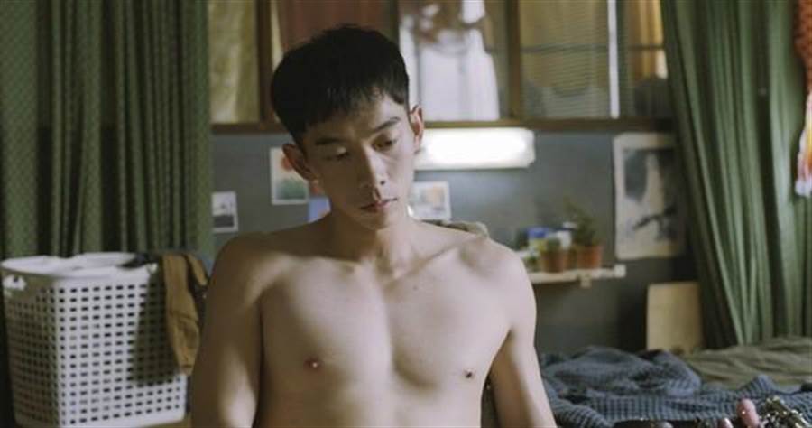 《與惡》殺人犯王可元在《情色小說》中刻意減掉肌肉，飾演小兒麻痺的變態天才作家。（圖／好時光娛樂提供）