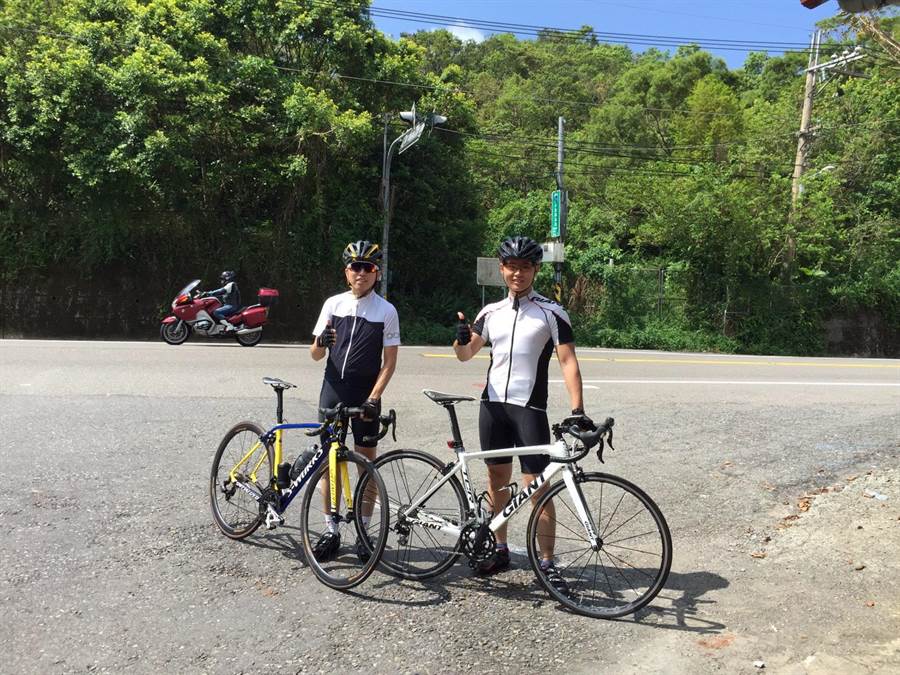 吳柏翰(左)假日時常和同事一同去騎車，健身又增進同事間的感情。(圖/永慶房屋 提供)