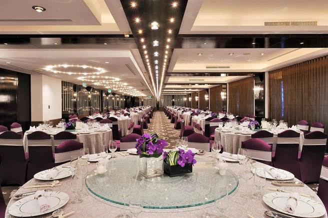 女网友抱怨，邀请15年好友参加婚宴，对方却拿不能出席朋友的红包，白吃白喝，没包礼金还带走一盒喜饼。（非事发示意图／世贸联谊社提供）