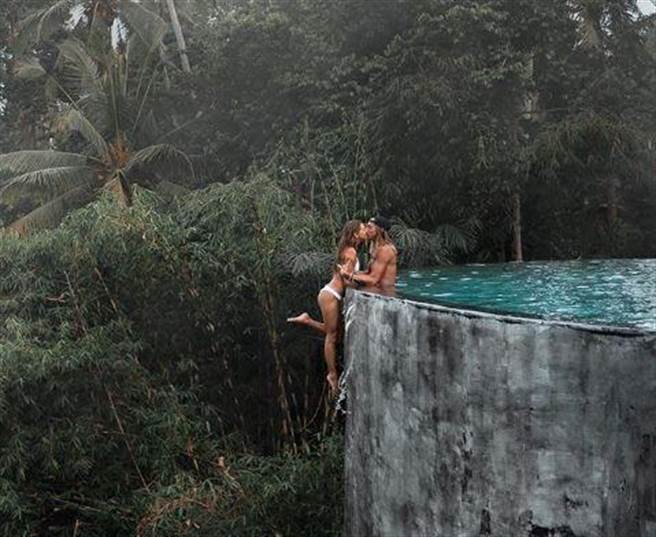 崖边拍吻照被骂 情侣曝全景：误会(图翻摄自IG/positravelty)