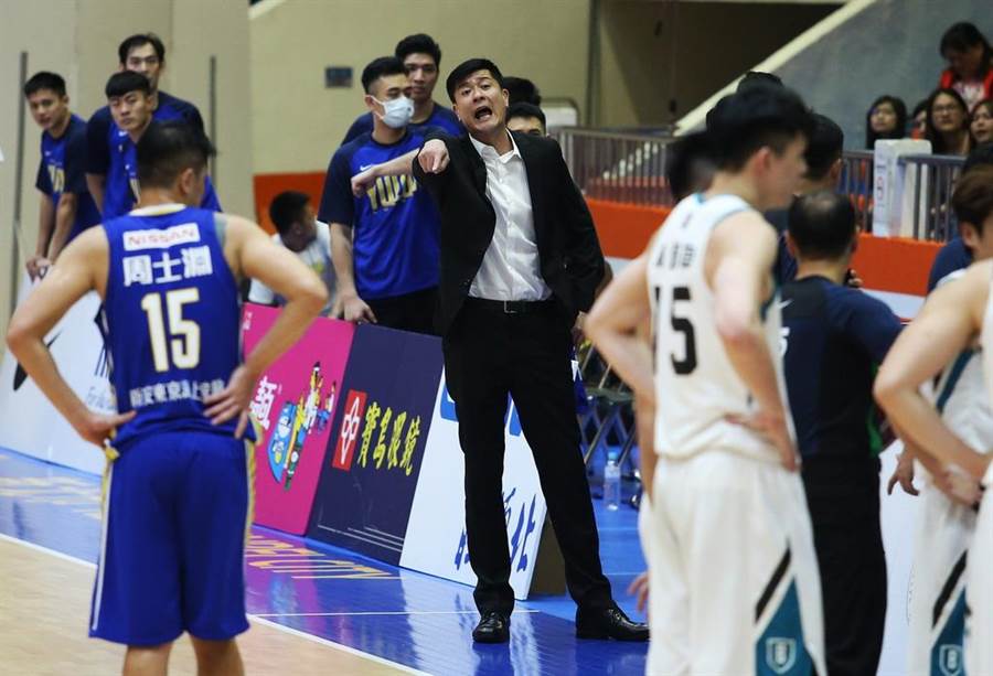 裕隆執行教練李啟億相當不滿對方球員刻意出手打人的動作。(中華籃協提供)
