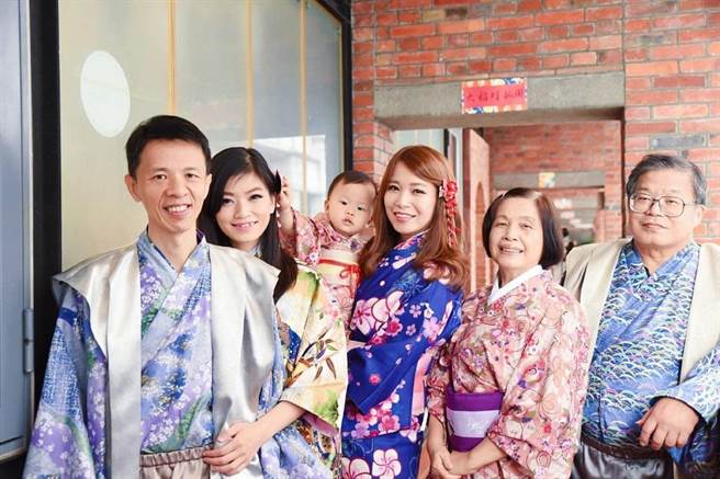 家人原不支持杨惠如（中）加入房仲业，现在为她感到骄傲。(图/永庆房屋 提供)