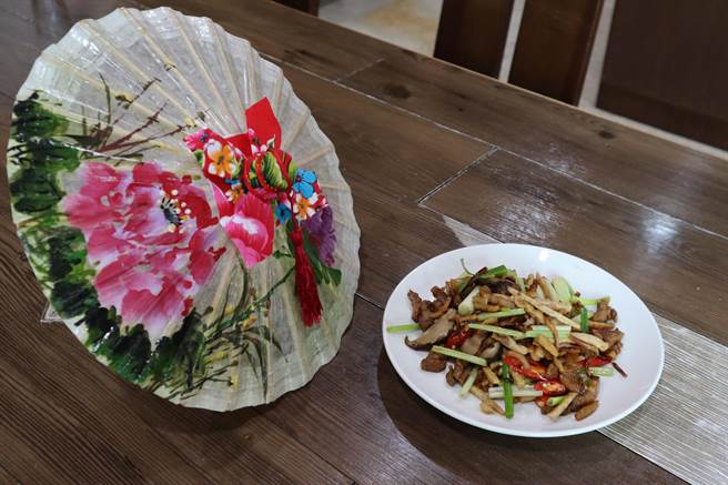 客人的店主廚陳孟軒表示,客家小炒最重要的就是鑊氣。(劉秀芬攝)