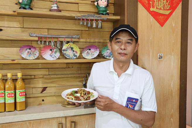 客人的店主廚陳孟軒表示,客家小炒最重要的就是鑊氣。(劉秀芬攝)