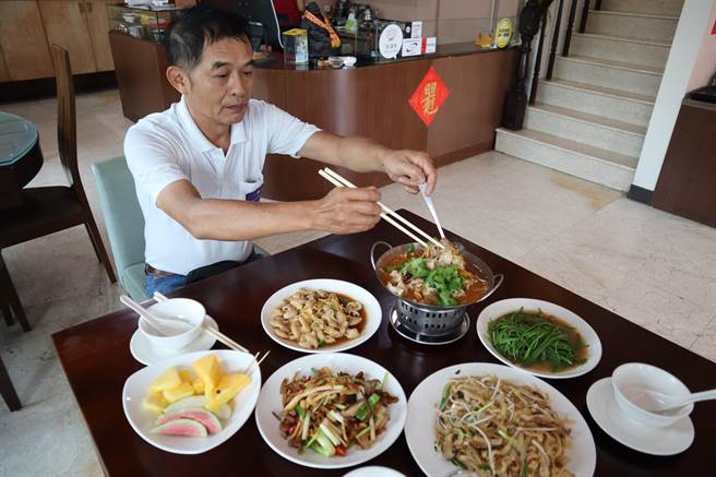 客人的店主廚陳孟軒表示，客家小炒最重要的就是鑊氣。（劉秀芬攝）