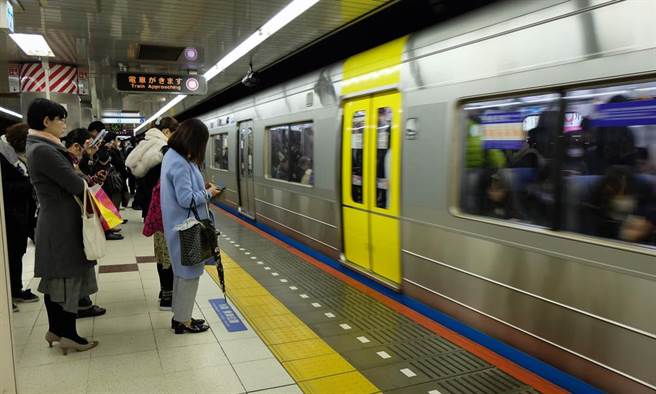 日老翁调皮狂玩电车门 网全崩溃(示意图/达志影像)