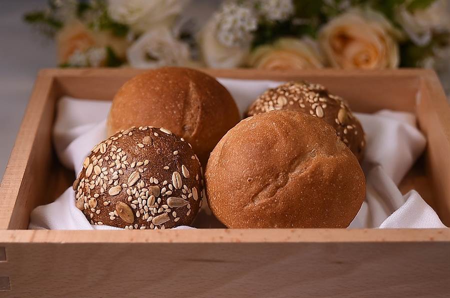 王品〈The WANG〉的佐餐麵包有堅果餡的「軟歐」，以及口感較札實的「法式麵包」。（圖／姚舜）