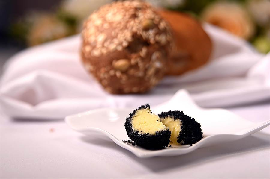 在為麵包準備的奶油外層包覆了鹹香的橄欖碎，這顯示王品〈The WANG〉在許多小地方都志在提供食客「與別不同」的味覺體驗。（圖／姚舜）