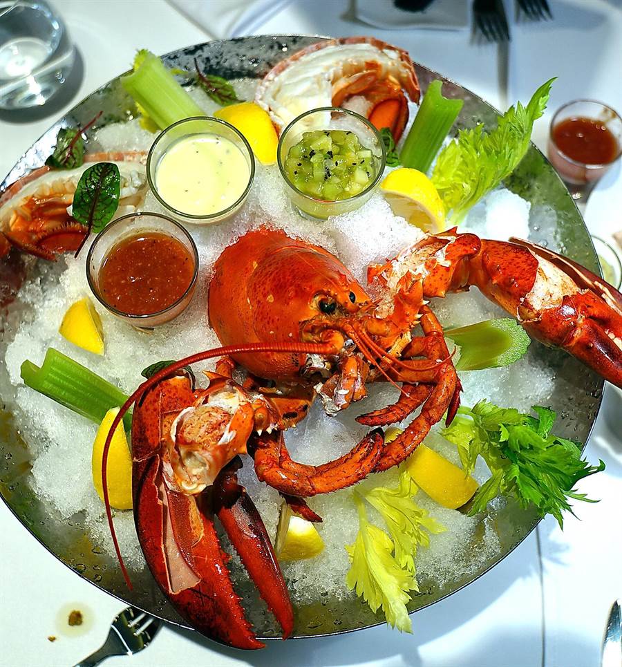 王品〈The WANG〉的〈海鮮盤〉中有整隻波士頓龍蝦，服務人員並會「代客剝殼」，將肉取出供客人享用。（圖／姚舜）