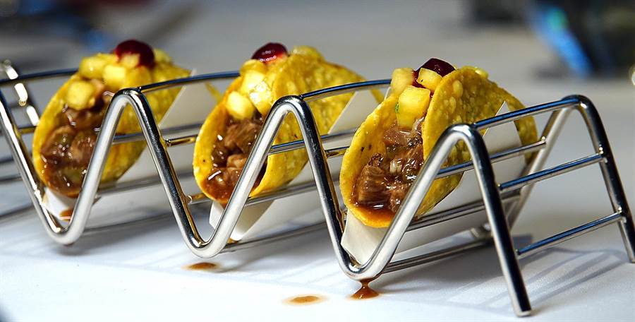 用墨西哥Taco玉米餅捲牛肉丁與水果，王品〈The WANG〉的餐具亦特別挑選，方便客人取食。（圖／姚舜）