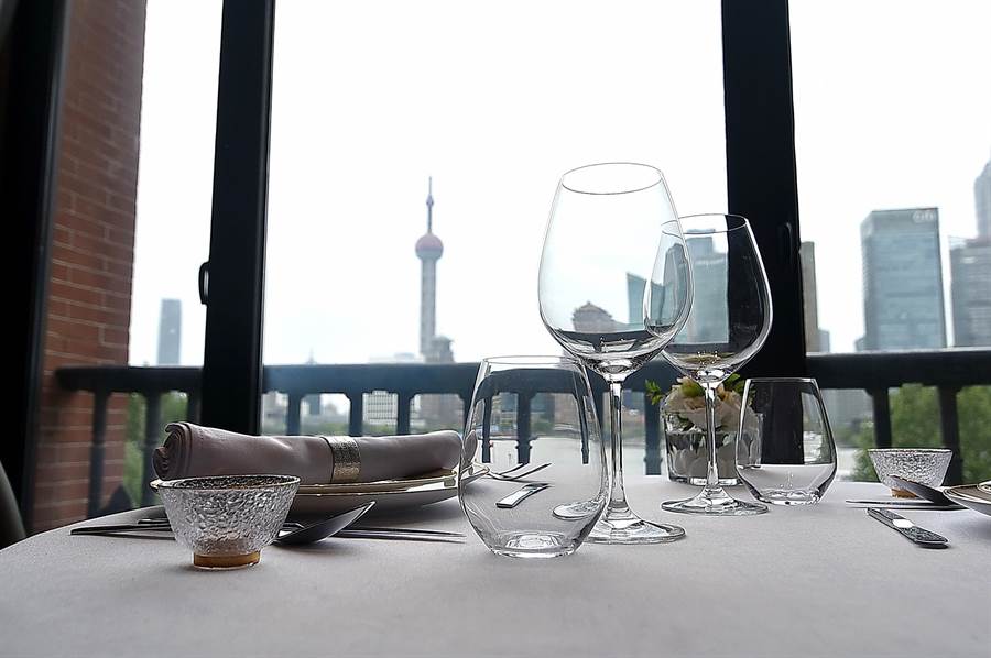 開在上海外灘22號的〈The WANG〉，有絕佳景觀視野，靠窗座位可直接欣當東方明珠塔。（圖／姚舜）