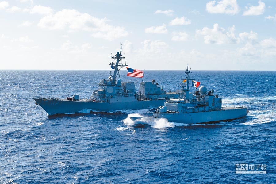 圖為2018年1月29日法國護衛艦「葡月號」和美艦行經太平洋。（摘自美國海軍官網）