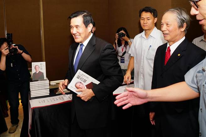 馬英九出席賴浩敏新書發表會，被問到是否再次參選2020時，笑而不答步入會場。（張孝義攝）