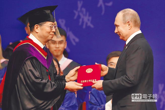 前往北京參加「一帶一路」國際合作高峰論壇的俄羅斯總統普丁（右），26日在北京友誼賓館接受清華大學授予他名譽博士學位。大陸國家主席習近平也出席了這項儀式。（美聯社）