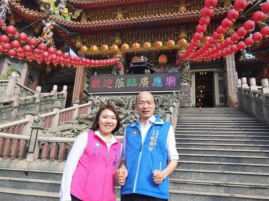 高雄市議員邱于軒（左）與高雄市長韓國瑜在去年選前一起去宮廟拜拜。（圖／資料照片）