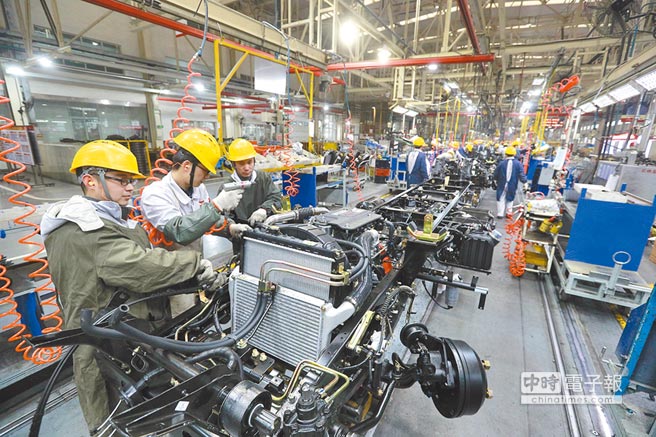 湖北襄陽一家車廠的生產線上，工人們加緊趕工。（新華社）