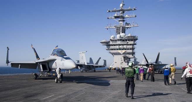 美海军艾森豪号航空母舰被伊朗无人机抵近侦察并拍摄影片，虽然伊朗无人机并无攻击武器，但航母战斗群的护卫舰雷达很难分辨无人机是否载有武器。图为艾森豪号。（图／美国海军）