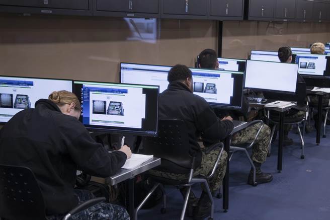 美最新式航母福特号成员接受机械与监控系统训练。（图／美国海军）