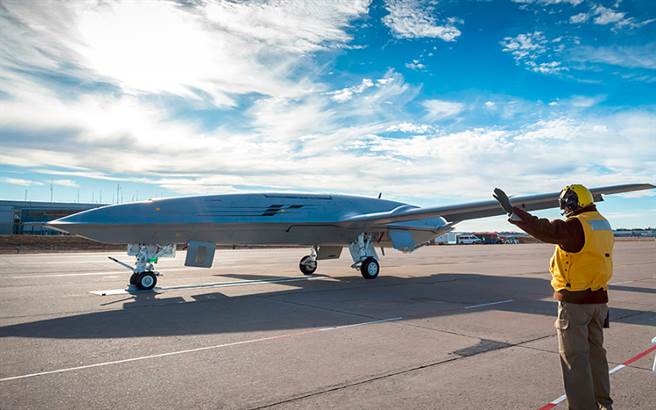 MQ-25与F-35C空中无人加油机将带来航母战术上的大改变，美最新福特级航母正在为这些新武器进行改造与系统整合。（图／波音公司）