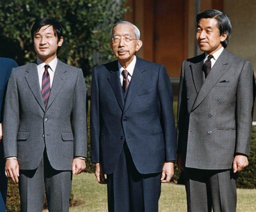 根據皇室慣例，日本歷代男性命名應由「仁」字作結尾。圖左起依序為皇太子德仁、已故昭和天皇裕仁、即將退位的今上天皇明仁，三人於1987年留下珍貴合影。（圖／美聯社）