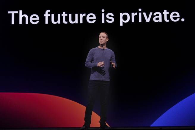 按照往例，Facebook CEO Mark Zuckerberg  F8 2019 主题演讲中率先开场。（图／Facebook 提供）
