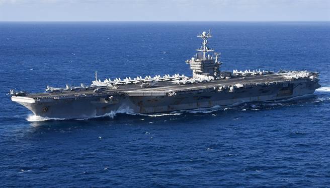 「杜鲁门」号航母4月7日穿越大西洋的资料照。（美国海军）