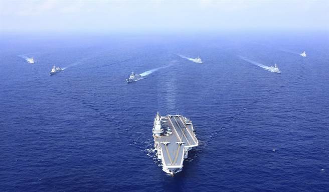 中共055大型驱逐舰加入航母编队后，编队内原有的052、054等各型导弹护卫舰功能将进行较大调整。图为2018辽寧舰航母编队进行远海训练。（图／新华社）