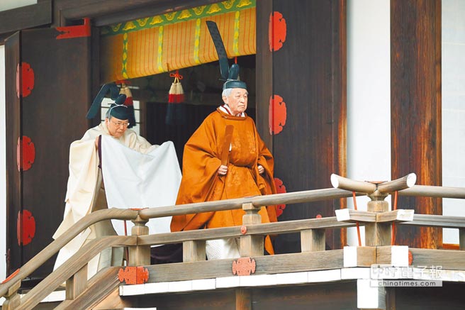 现年85岁的日本明仁天皇（右）4月30日退位，典礼结束后，他步出东京的皇宫，象徵「平成」时代落幕。（美联社）