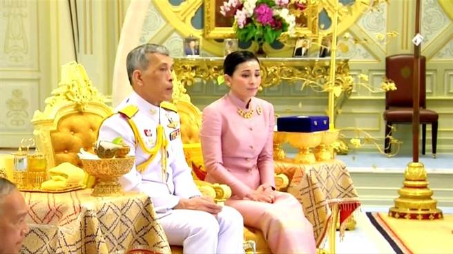 泰王瓦吉拉隆功梅开四度，和前空姐、贴身侍卫指挥官苏堤达结婚，1日泰国王室与苏堤达举行结婚仪式。（图／路透社）