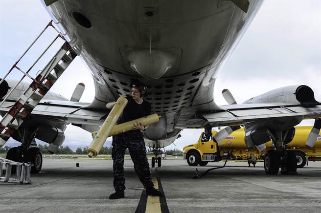 大型反潜机P-3C上配备大量的声纳浮标。（图／美国海军）