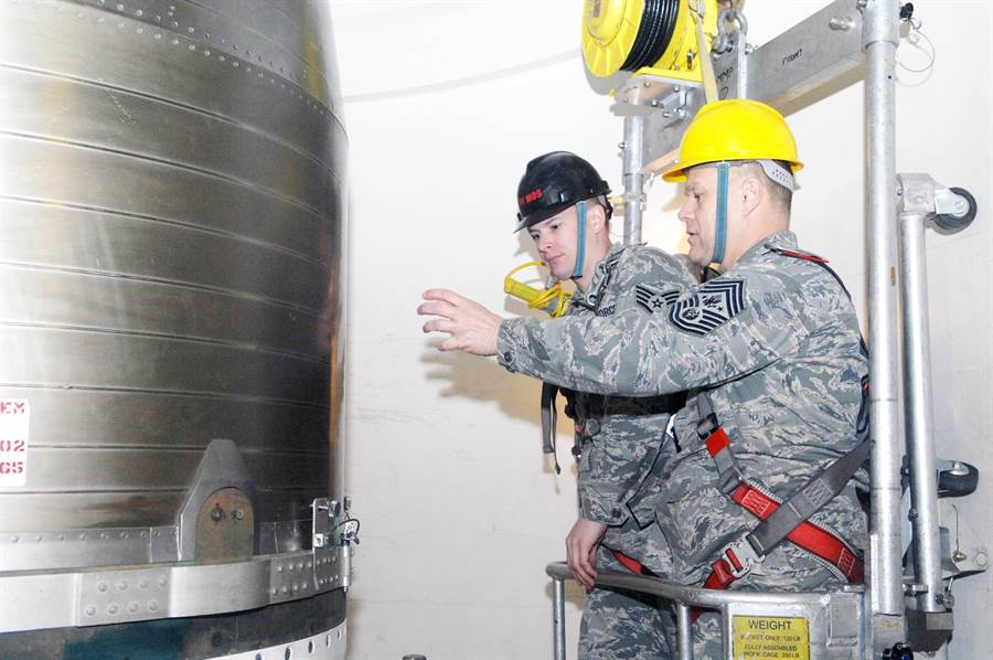 美國空軍的核彈維護人員正在洲際彈道導彈發射井中進行例行維護工作。（圖／美國空軍）