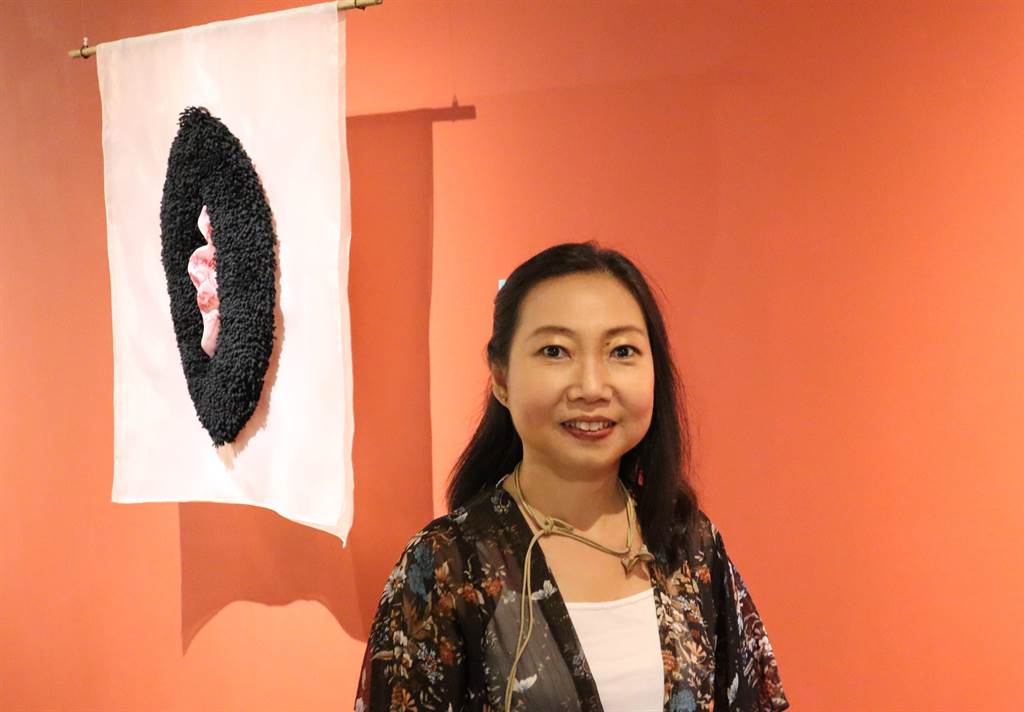 新營文化中心「女子好搖擺：女性主題創作特展」，印尼藝術家Nia Gautama與其討論女性議題的作品。（劉秀芬攝）