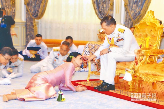 泰國皇室宮務處1日宣布，泰王瓦吉拉隆功（右）已和蘇堤達結婚，並冊封蘇堤達為王后。官拜將軍的泰王貼身侍衛蘇堤達成為泰王的第四任妻子。（法新社）