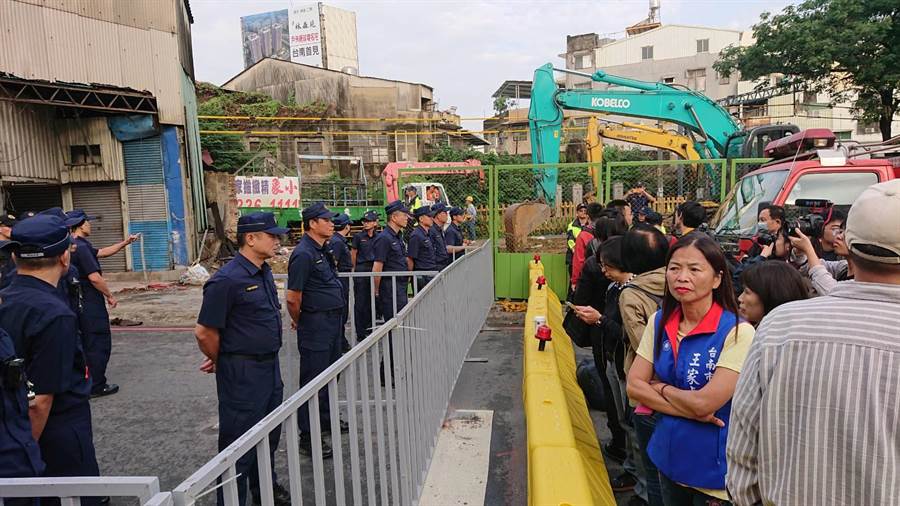 鐵道局在拆除現場設柵欄管制出入，並申請大批警力，讓台南市議員王家貞痛批政府以大批警察對抗人民。（程炳璋攝）