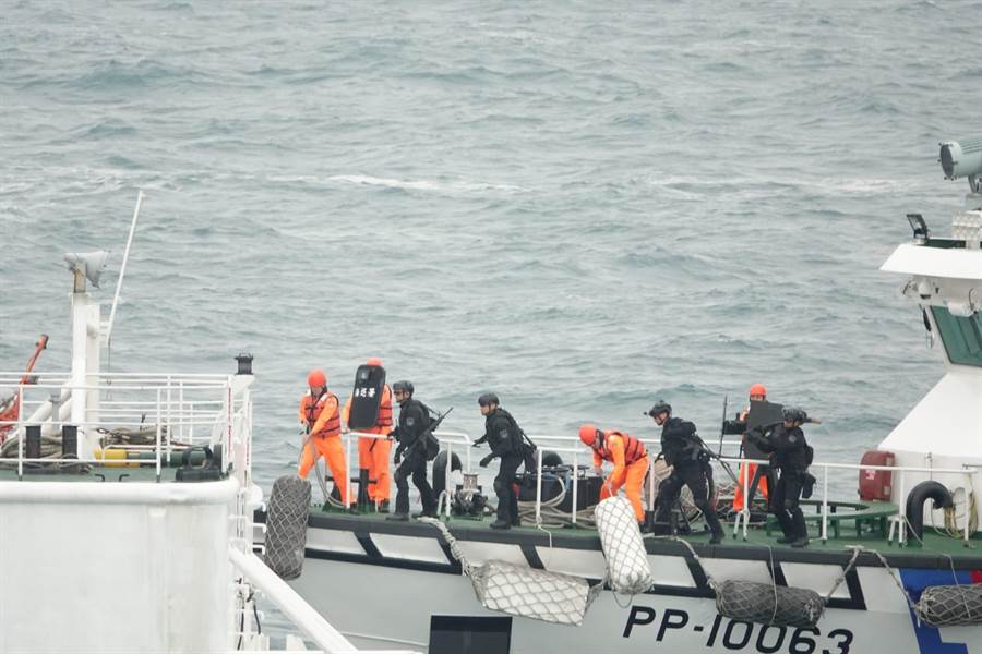 2019金華反恐演習明天將登場，圖為海巡特勤人員進行海上攻堅制伏恐怖分子。〈海委會提供〉