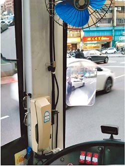 公車Ａ柱貼附凸透鏡 提升視線安全