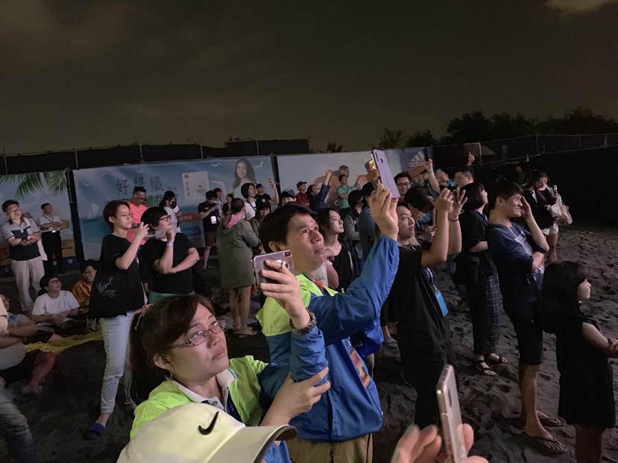 When Yu arrived South Korea, the public raised the phone and tied it. (Photo by Ke Zongwei)