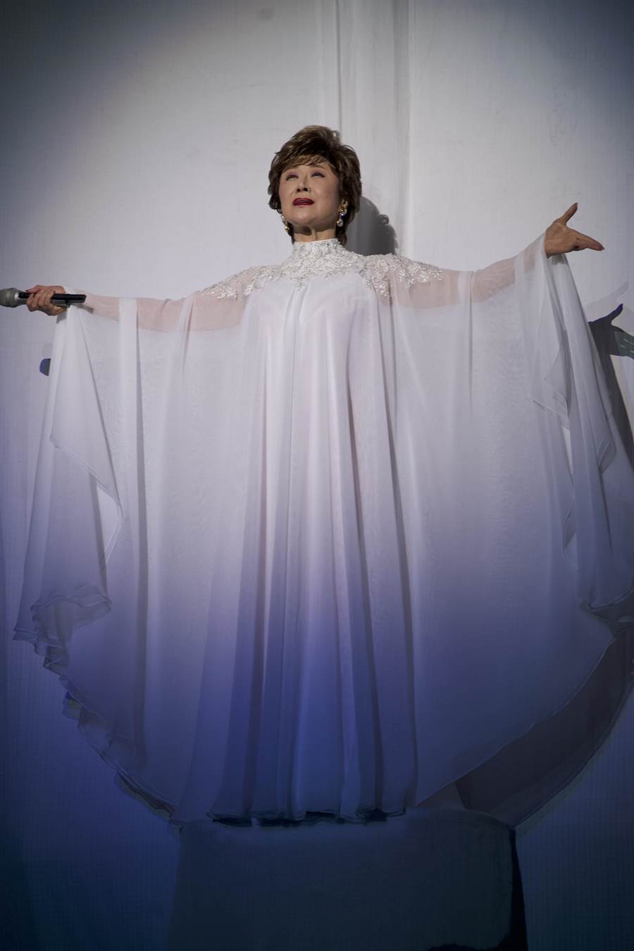 小林幸子精心打造舞台，演唱〈永遠〉這首歌時像是飄浮在半空中。第一娛樂提供