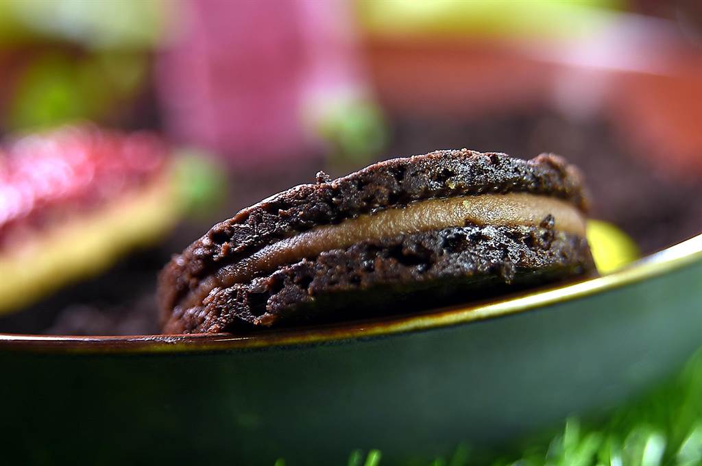 〈夏香〉的外層是以巧克力取代可可粉作的餅乾，內餡則是用Amedei托斯卡尼莊園90％黑巧克力與新鮮百香果製的甘納許，香醇濃郁中帶著微酸與花香和果香。（圖／姚舜）