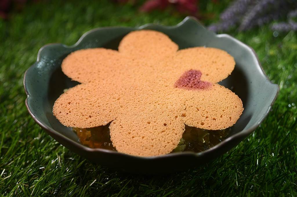 米其林星星造型的薄餅，是用奶油麵糊烤製的〈貓甜餅〉，作法其實不難。（圖／姚舜）