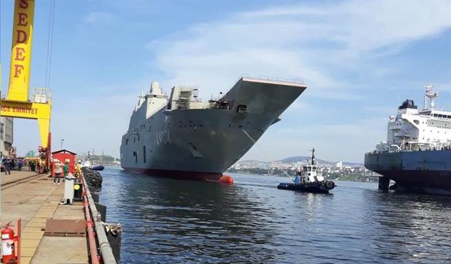 土耳其轻航母因在下水前数天发生火灾，触了霉头，近日未举行隆重仪式就低调下水。（图／推特@miguyan2000)