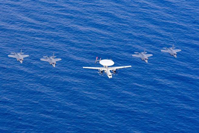 美军闪电航母战术中除了在两栖攻击舰搭载F-35B之外，还配备有E-2D空中预警机。图为E-2D与F-35B在南海与菲律宾联合演习。（图／美国海军）