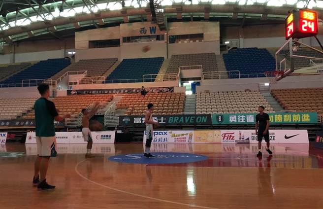 新庄体育馆灯光与冷气都还没开，富邦球员就在练投了。(黄及人摄)