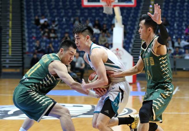 林書緯切入禁區遭到兩名台啤球員包夾，(中華籃協提供)