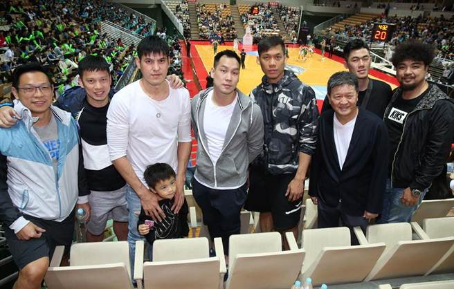 儘管林志傑、許皓程、楊敬敏等初代台啤球員到場助陣，台啤仍然輸了。(中華籃協提供)